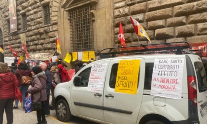 Manifestazione per il diritto alla casa davanti alla Prefettura