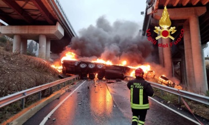 Autostrada A1, precipita e va a fuoco un mezzo pesante: trovato morto il conducente
