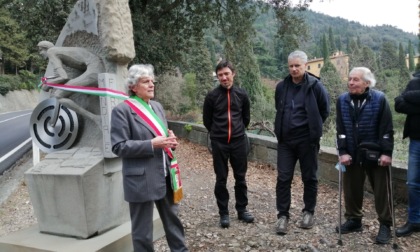 Sulla strada di Fiesole è tornata al suo posto la ruota del monumento a Ballerini