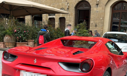 Turista americano parcheggia la Ferrari in piazza Signoria, multato dalla Polizia Municipale