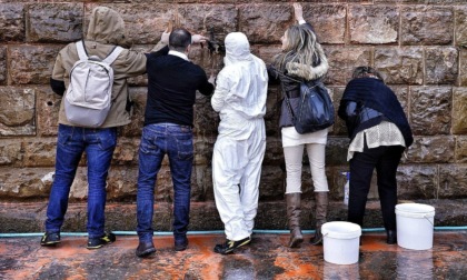 Imbrattato Palazzo Vecchio, consumati 5mila litri di acqua per ripulire la facciata