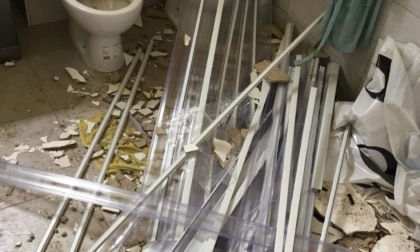 Crolla soffitto nel bagno di una casa popolare a Capalle, Gandola: “È questo il risultato dopo decenni di mancate manutenzioni” 