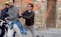 Il sindaco Nardella ferma gli attivisti che hanno imbrattato Palazzo Vecchio/ IL VIDEO