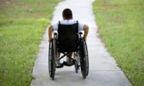 Scuolabus senza pedana per i disabili, studenti saltano la gita