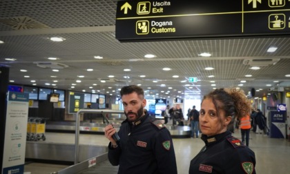 Furti all’interno dei bagagli smarriti all’Aeroporto di Firenze: beccati e denunciati due “magazzinieri” 