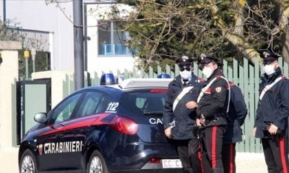 Calci e morsi alla mano di un carabiniere, arrestata donna di 23 anni