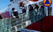 La Life Support a Marina di Carrara, accolti i 55 migranti salvati al largo della Libia