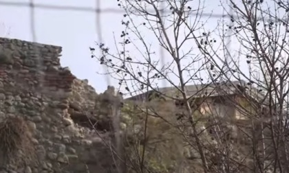 Un altro crollo delle mura a Pistoia, cinque metri di detriti finiscono sopra un bar