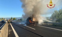 Bus in fiamme, traffico in titl sull'A11 in direzione Firenze