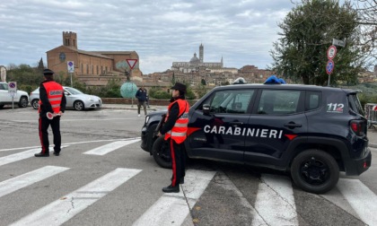 Spacca la bottiglia sul vetro dell'autobus, i carabinieri fermano la lite