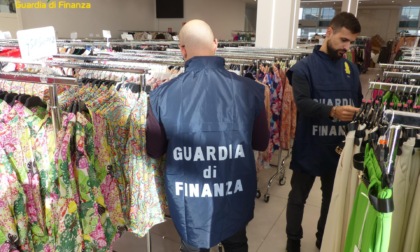 Blitz della Finanza nei Pronto Moda: sequestrati oltre 500mila capi di abbigliamento non in regola