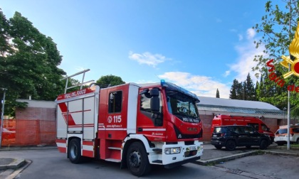 Due auto prendono fuoco nell'area della stazione di rifornimento di via Rocca Tedalda a Firenze