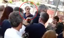 Massa, attivista no vax colpisce al volto l'ex premier Giuseppe Conte