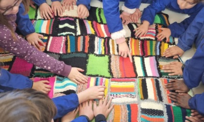 Gli studenti delle scuole primarie di Barberino e Tavarnelle realizzano coperte di lana per i clochard d’Italia
