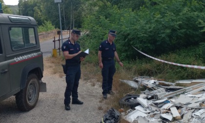 Anche un furgone tra i rifiuti abbandonati illecitamente, denunciati i titolari di un'azienda agricola