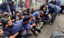 Protesta dei facchini di Mondo Convenienza a Campi: sgombero forzato della Polizia