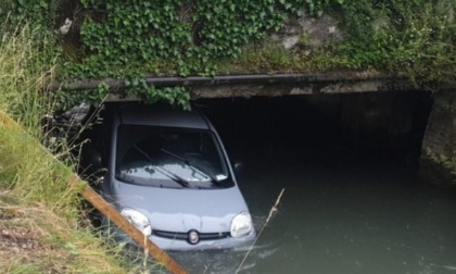 Spettacolare incidente in centro a Lucca, con un'auto che finisce in un canale