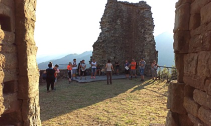 Via delle Rocche: la Rocca Cerbaia e il tramonto