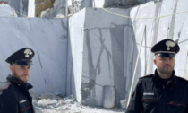 Schiacciati da una lastra di marmo: feriti sul lavoro due operai di Carrara