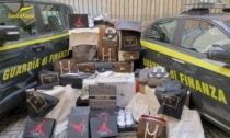 Griffe contraffatte: maxi operazione della Finanza. Sequestrati oltre 10mila borse e accessori