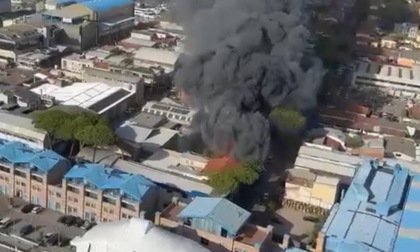 Maxi incendio a Viareggio: in fiamme magazzino in Darsena