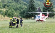 L'elicottero dei vigili del fuoco interviene sul monte Tambura