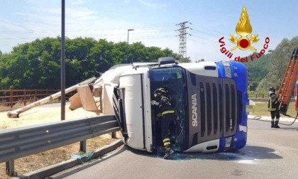 Camion carico di grano si ribalta a seguito di un incidente