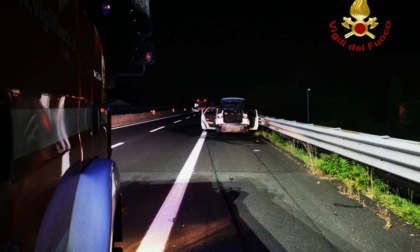 Auto in fiamme in A11, illeso il conducente