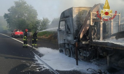 Camion a fuoco, autostrada A1 bloccata in direzione Nord