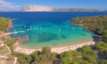 In spiaggia in Sardegna due caffè e due panini 18 euro: la denuncia di due turisti fiorentini