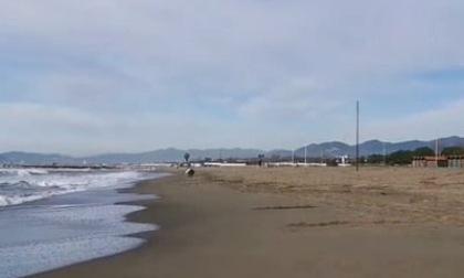 Forte dei Marmi: spiaggia chiusa la notte per fermare i vandali