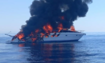 Barca di 13 metri in fiamme affonda al largo di Livorno: salvi su una zattera sei adulti e tre bambini