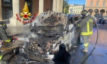 Auto in fiamme, paura in piazza della Libertà