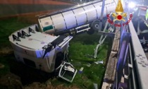 Camion del latte giù dal guardrail: conducente rimane incastrato tra le lamiere