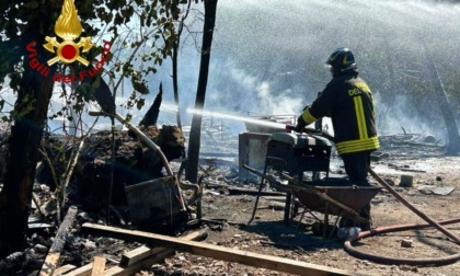 Sette roulotte distrutte dal fuoco: paura per le bombole del Gpl