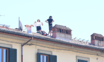A Firenze due anarchici salgono sul tetto durante lo sgombero dell'edificio