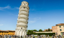 Incidono le loro iniziali e un cuore sulla Torre di Pisa: coppia di turisti denunciata