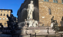 Turista sale sulla statua di Nettuno e la rovina: 5 mila euro i danni