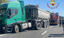 Camion pieno di ghiaia si ribalta: traffico in tilt