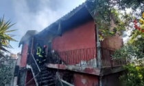Divampa incendio in casa, si arrampica sul tetto e sfugge alla fiamme