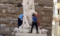 L'imbrattatore seriale di Firenze colpisce ancora: Vaclav Pisvejc nudo davanti a Palazzo Vecchio