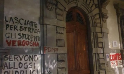 Azienda per il diritto allo studio imbrattata: "Lasciate per strada gli studenti, vergogna"