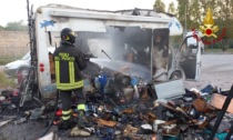 Camper in fiamme a Livorno: paura per le bombole di gas all'interno del mezzo