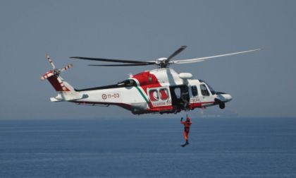 Imbarcazione avvolta dalle fiamme nel mare dell'Elba: equipaggio costretto ad abbandonare la barca