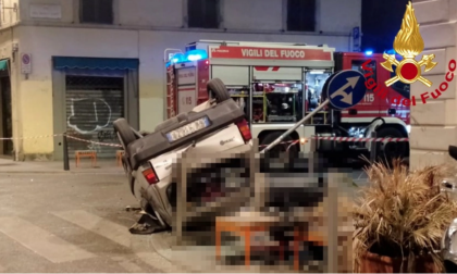 Incidente in via Gioberti. Auto si ribalta dopo lo schianto con una moto: morto il conducente