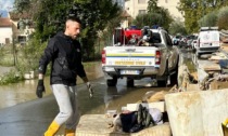 Cristiano Biraghi in aiuto agli alluvionati: il capitano della Fiorentina spala il fango a Campi Bisenzio