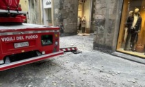 Pezzo di intonaco si stacca da un palazzo e precipita al suolo in pieno centro a Lucca