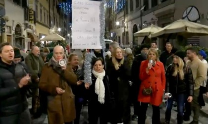 Ancora spaccate nei negozi: la rabbia dei negozianti in un flash mob