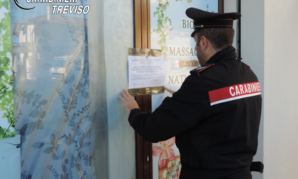 Vitto e alloggio alle massaggiatrici del suo centro in cambio di prestazioni "extra": denunciata 55enne residente a Firenze