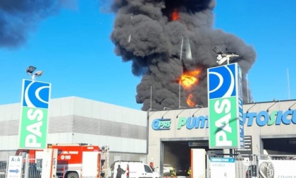 Empoli, incendio in un centro pneumatici: enorme coltre di fumo nera nel cielo